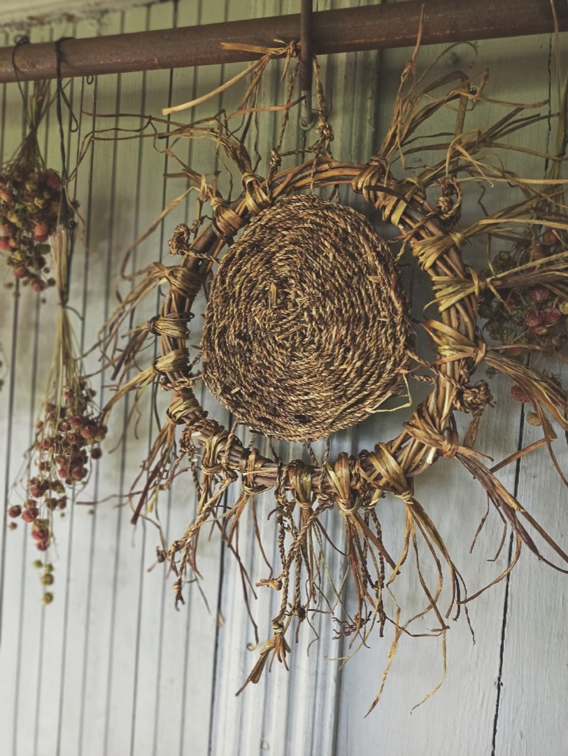 Декор из ивовой лозы и одуванчика