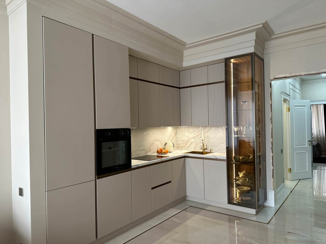 Кухня Нео с рифлеными фасадами в сочетании с алюминиевыми профилями.