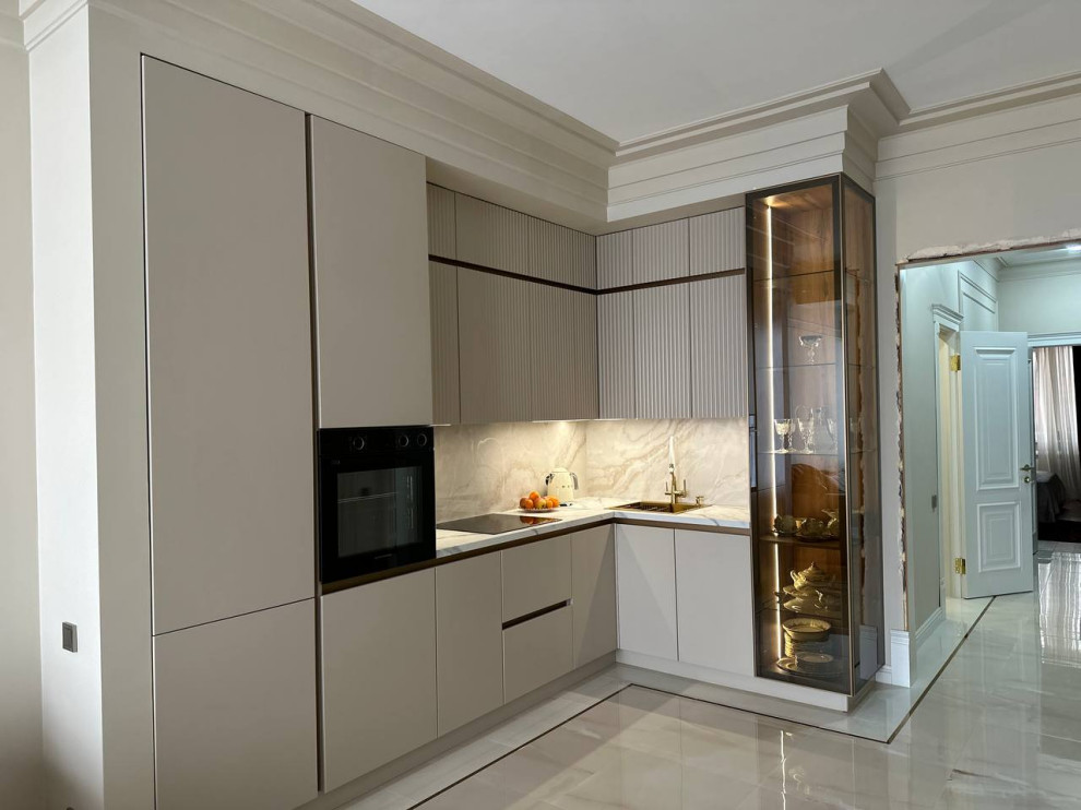 Кухня Нео с рифлеными фасадами в сочетании с алюминиевыми профилями.