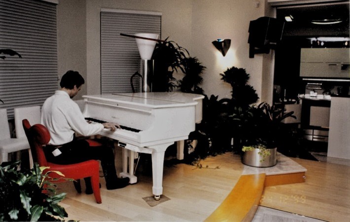 Супрематизм и ветка сакуры