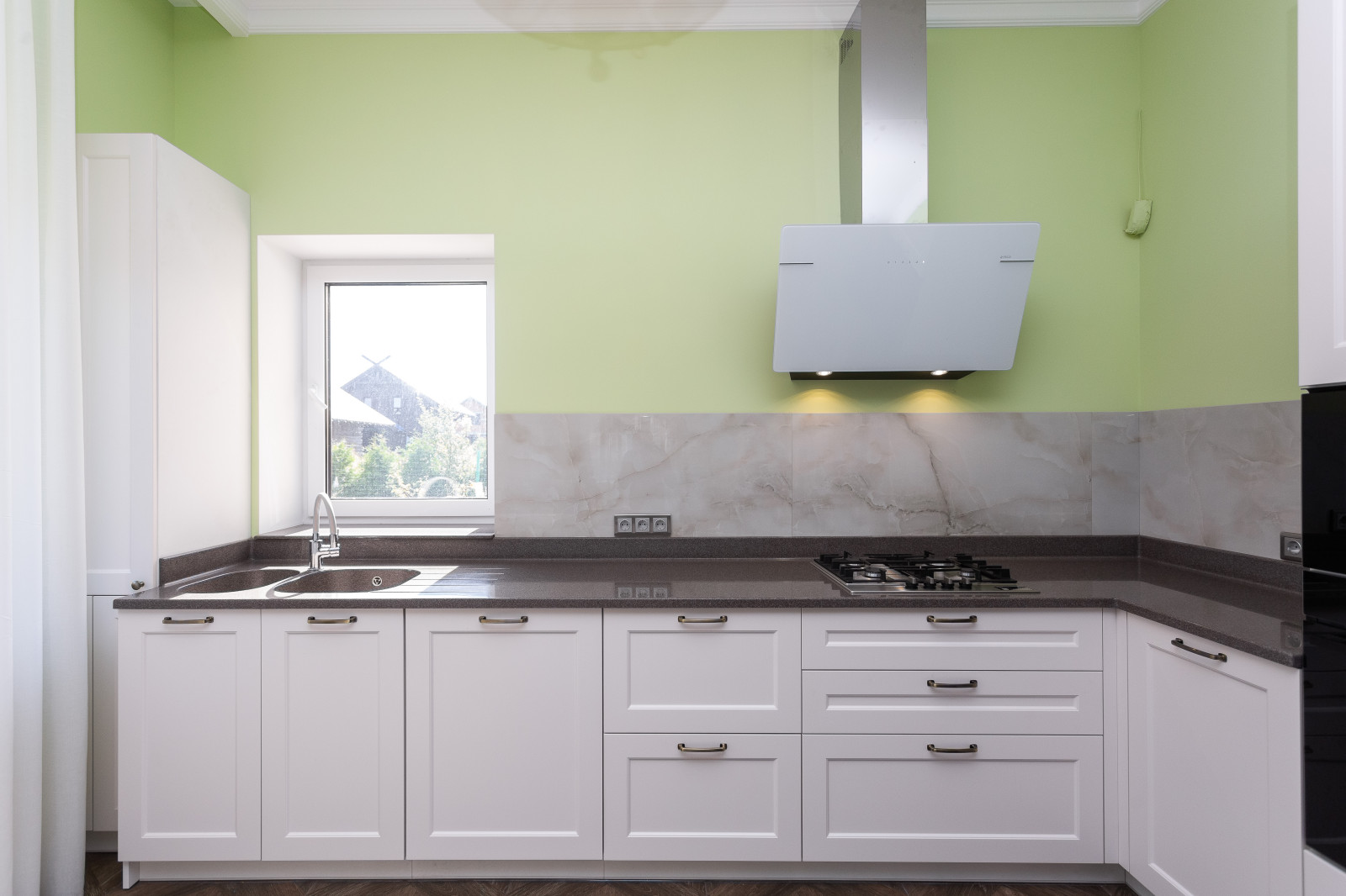 Кухня с островом и каменной столешницей