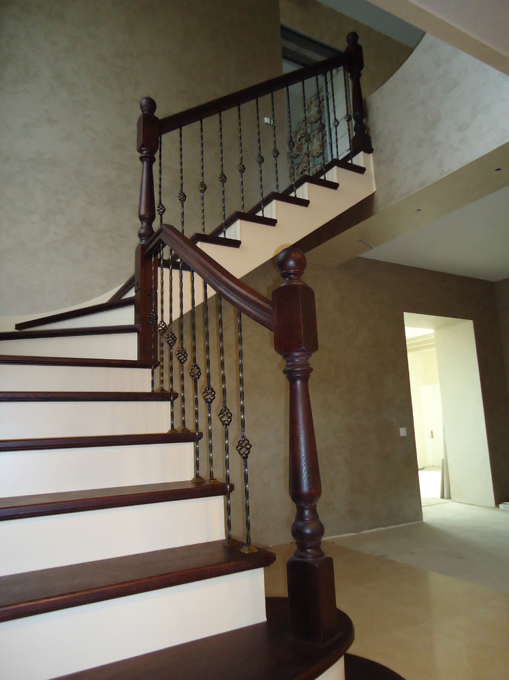 комбинированная лестница дуб-сосна