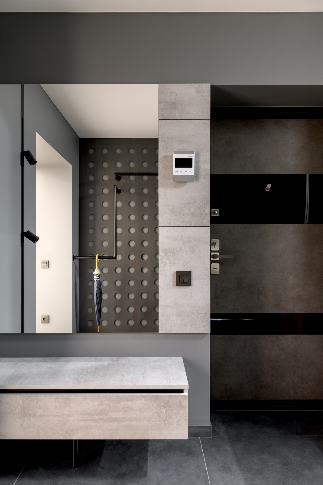 Квартира с гардеробной для коллекции кроссовок