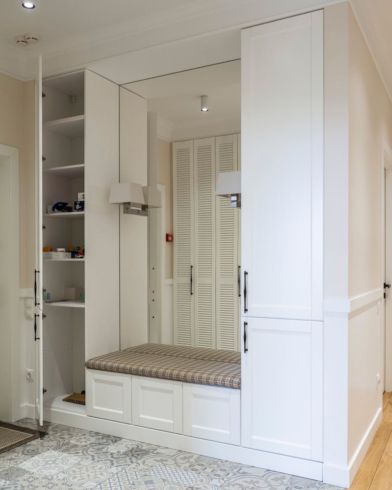 Белая прихожая в стиле неоклассика.