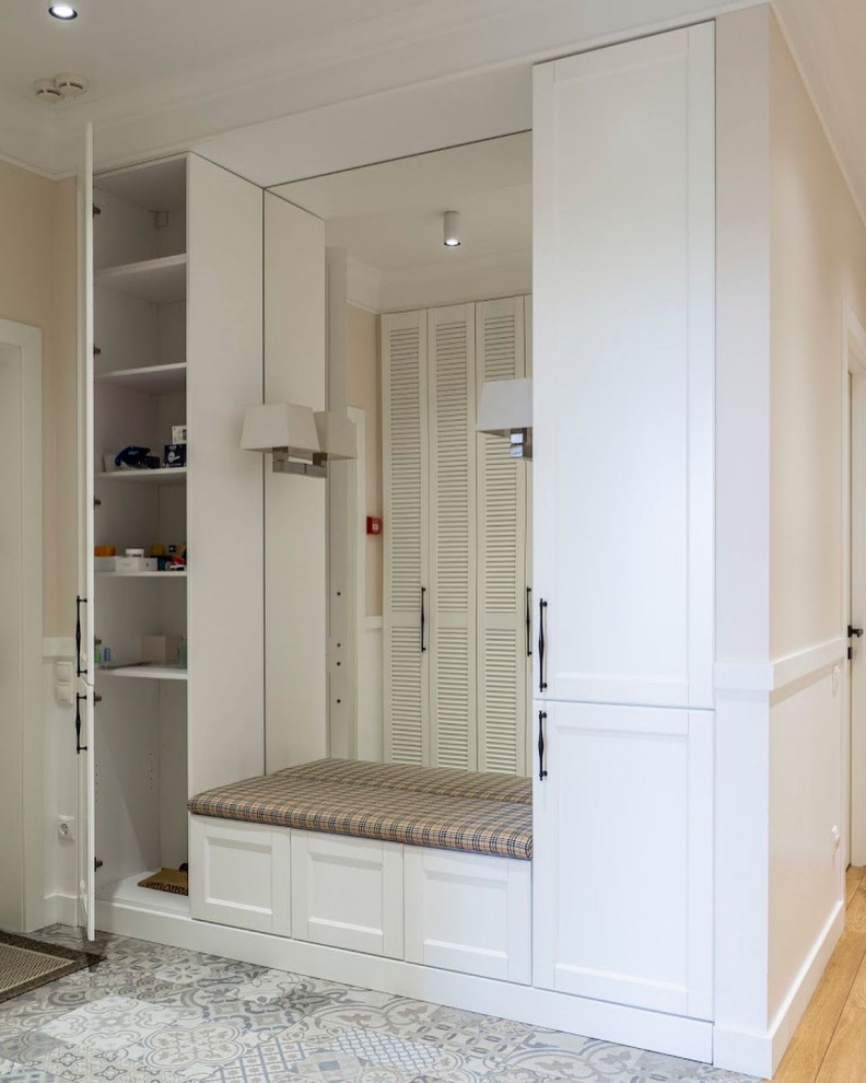 Белая прихожая в стиле неоклассика.