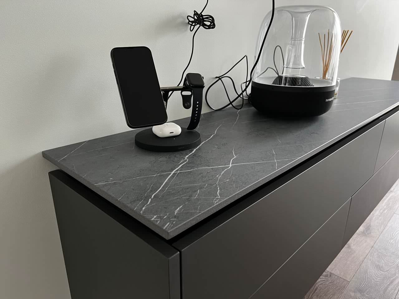 Серая кухня с винным шкафом в острове