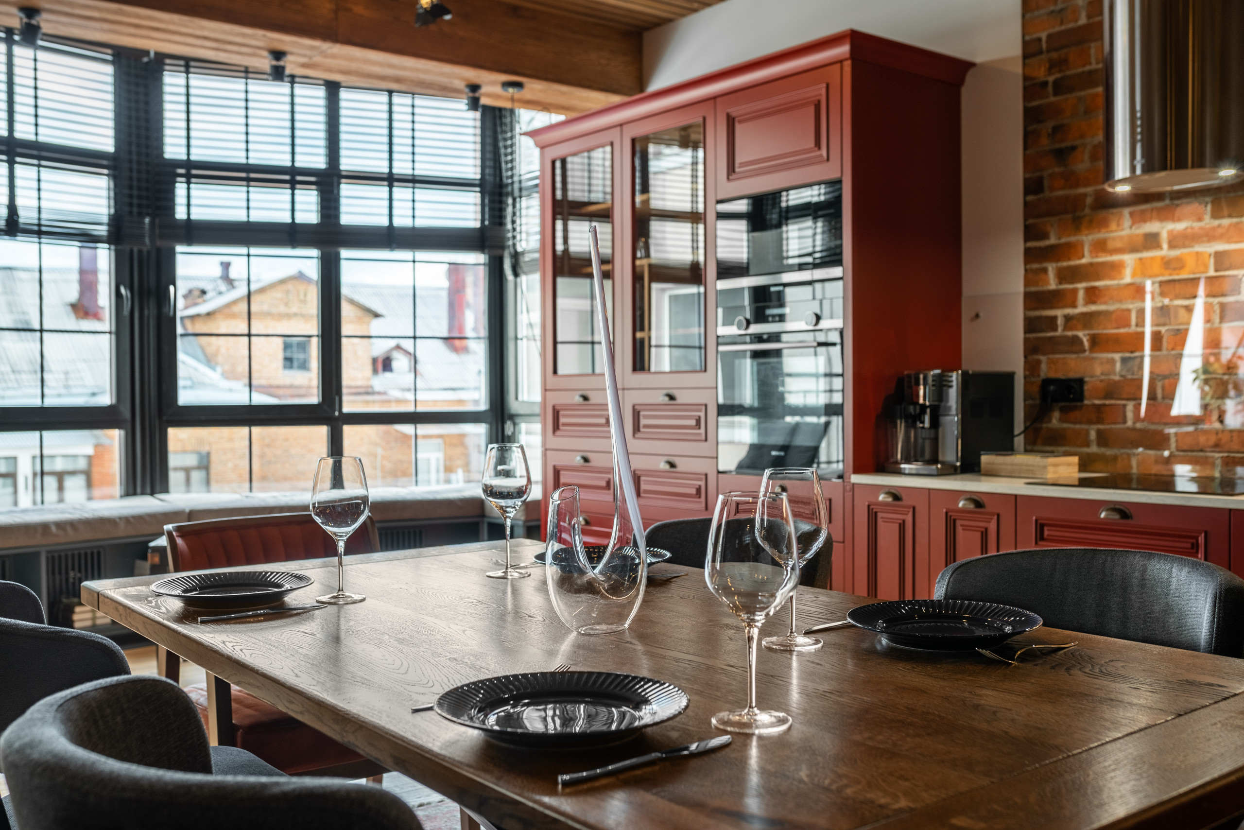 Проект недели: Кухня с «барной» атмосферой и кинотеатром