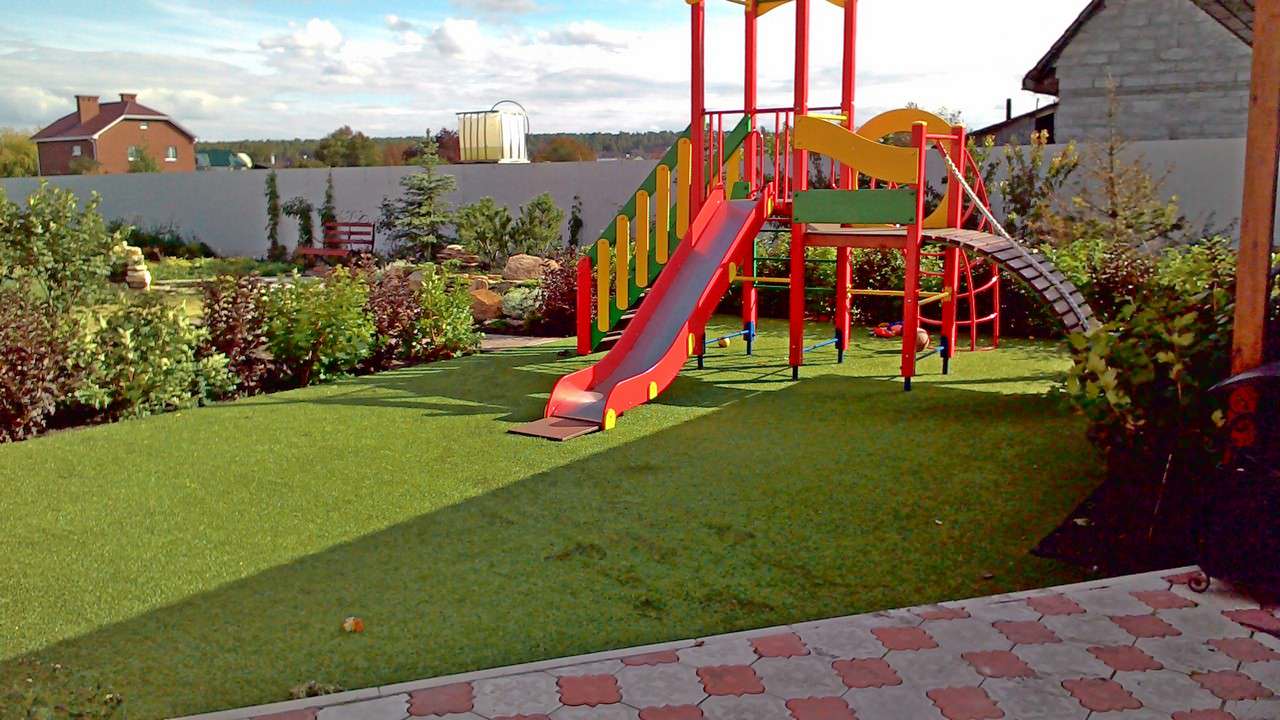 Ландшафтный дизайн двора коттеджа Горный Щит