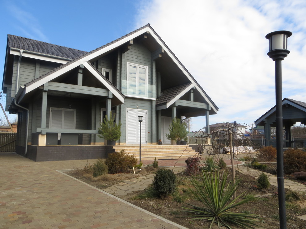 Жилой дом с гаражем, бассейном и гостевым домом