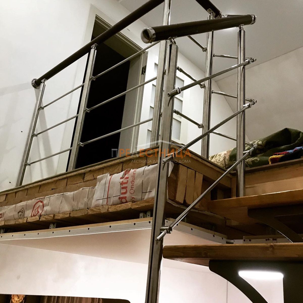 Лестница на центральной трубе Ассоль 45