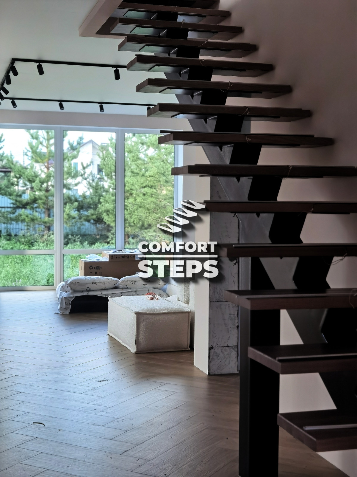 Лестница на монокосоуре со ступенями из ясеня с подсветкой