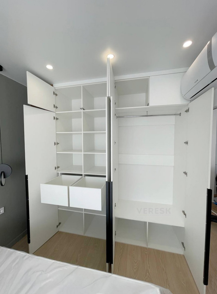 Встроенные распашные шкафы