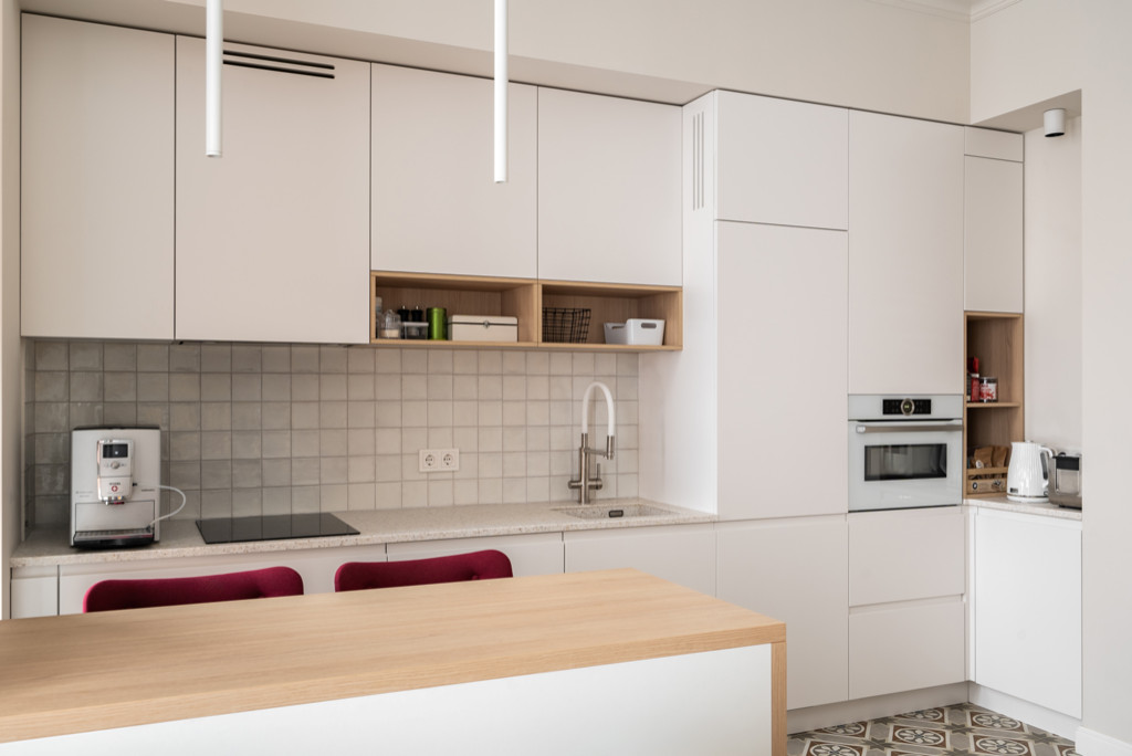 Московская квартира с двумя санузлами и белой кухней