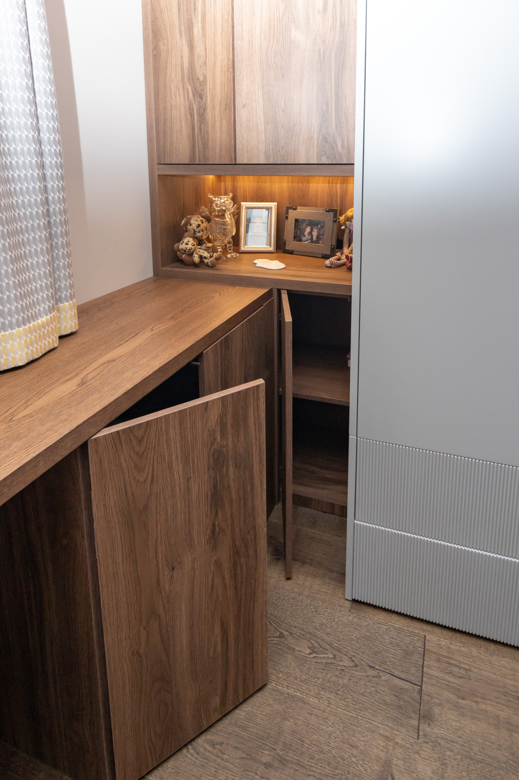 Меблировка спальни: шкаф, стеллаж и стол-подоконник