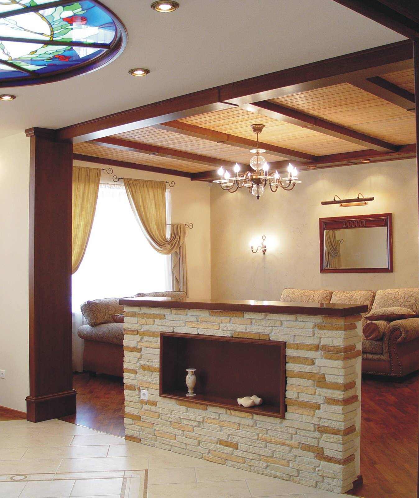 Классический интерьер с витражами