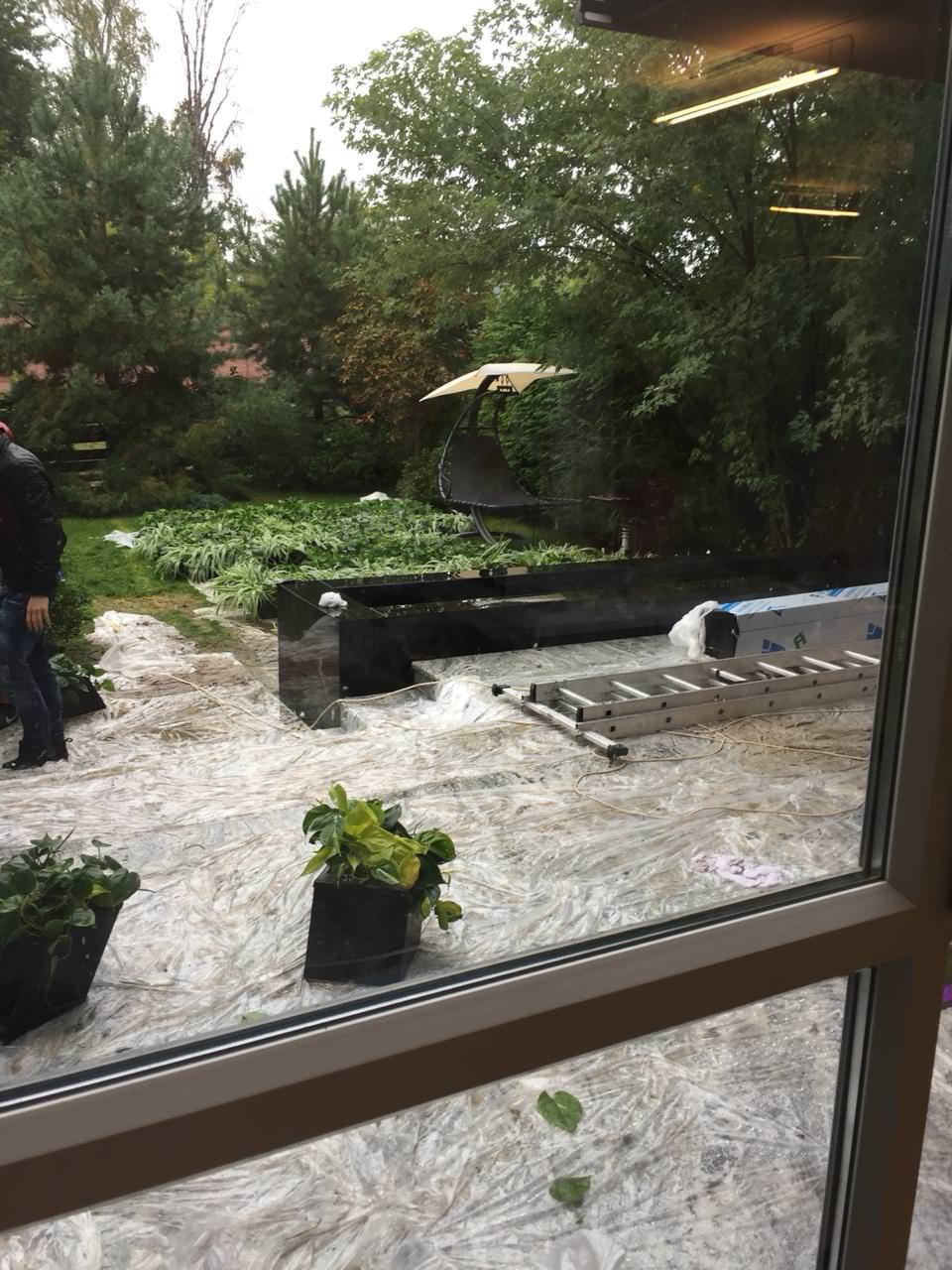 Открытая терраса на заднем дворике загородного дома