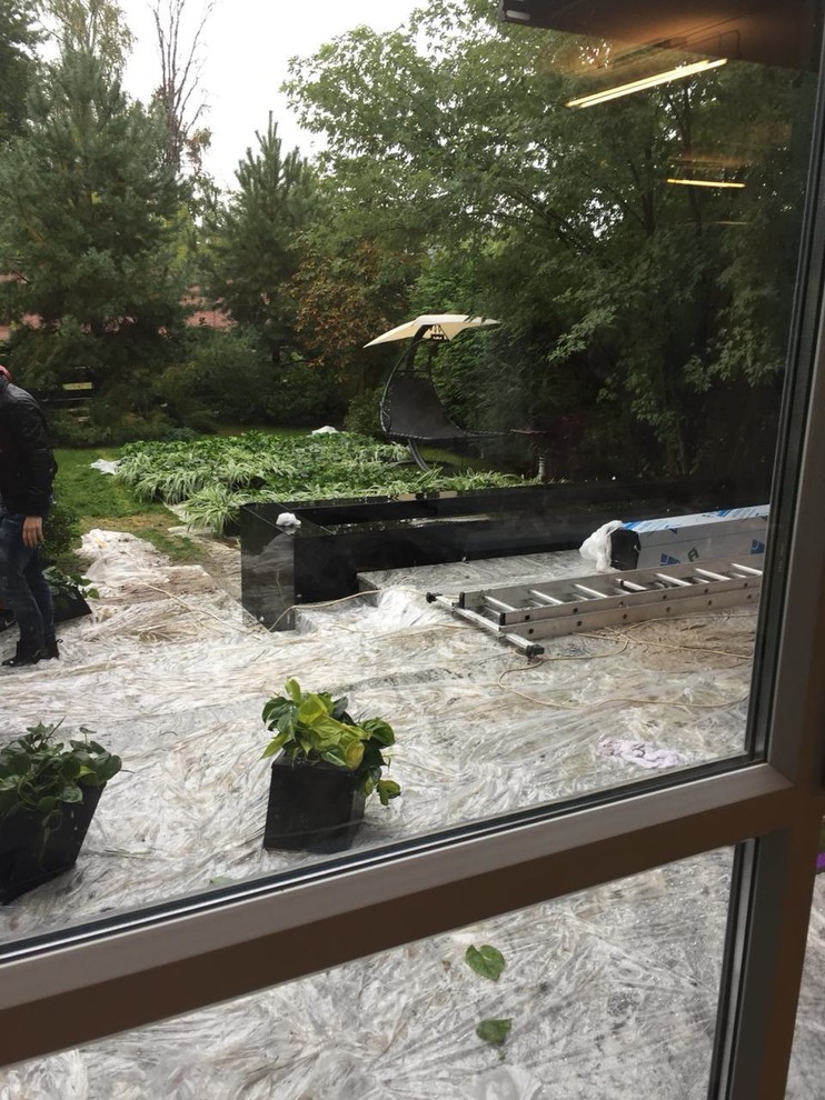 Открытая терраса на заднем дворике загородного дома