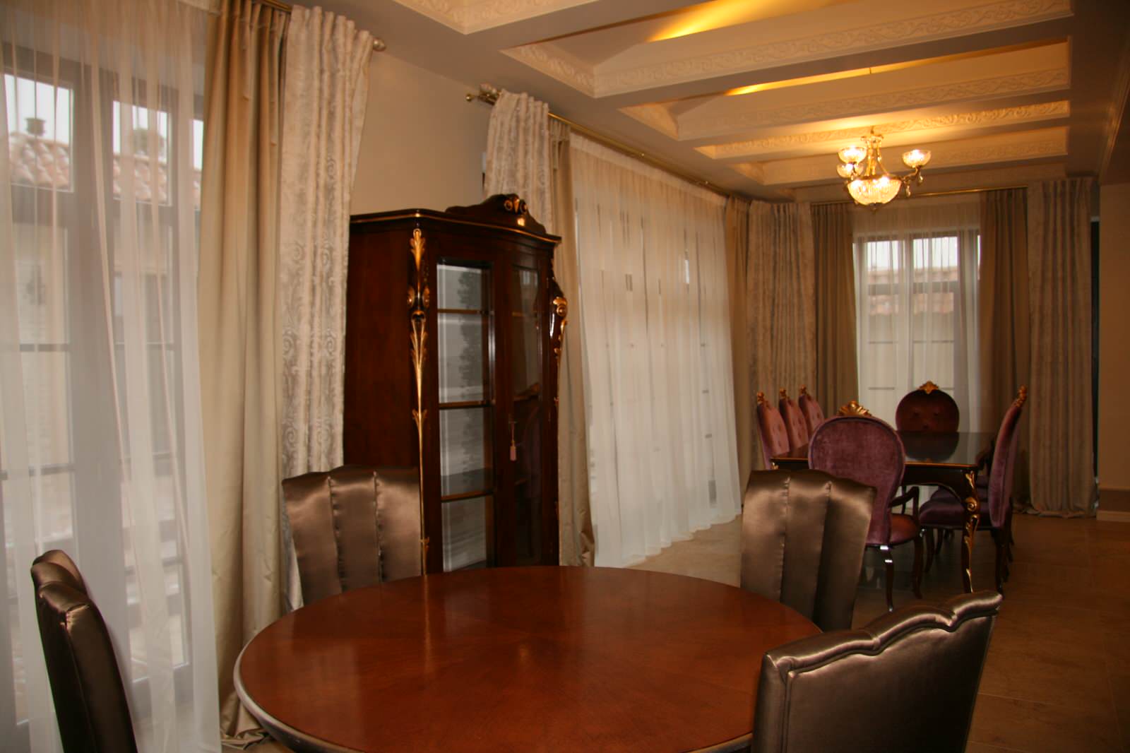 Классические шторы в загородный дом