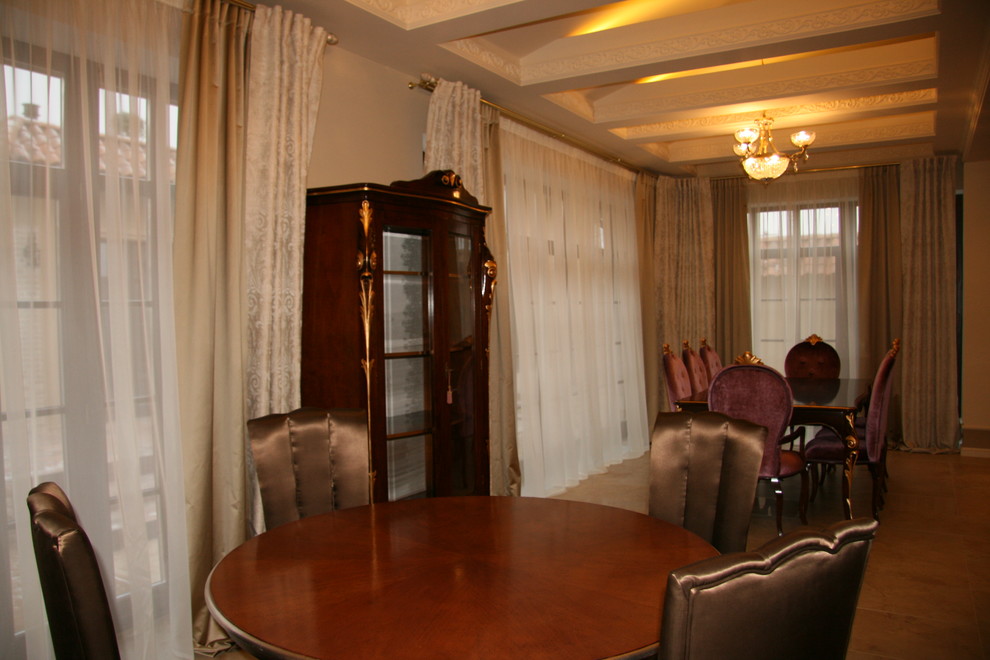 Классические шторы в загородный дом