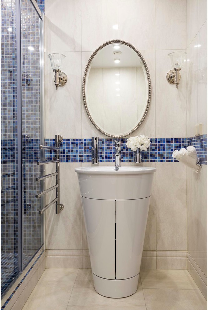 Houzz тур: Оттенки синего и блеск зеркал в двухуровневой квартире