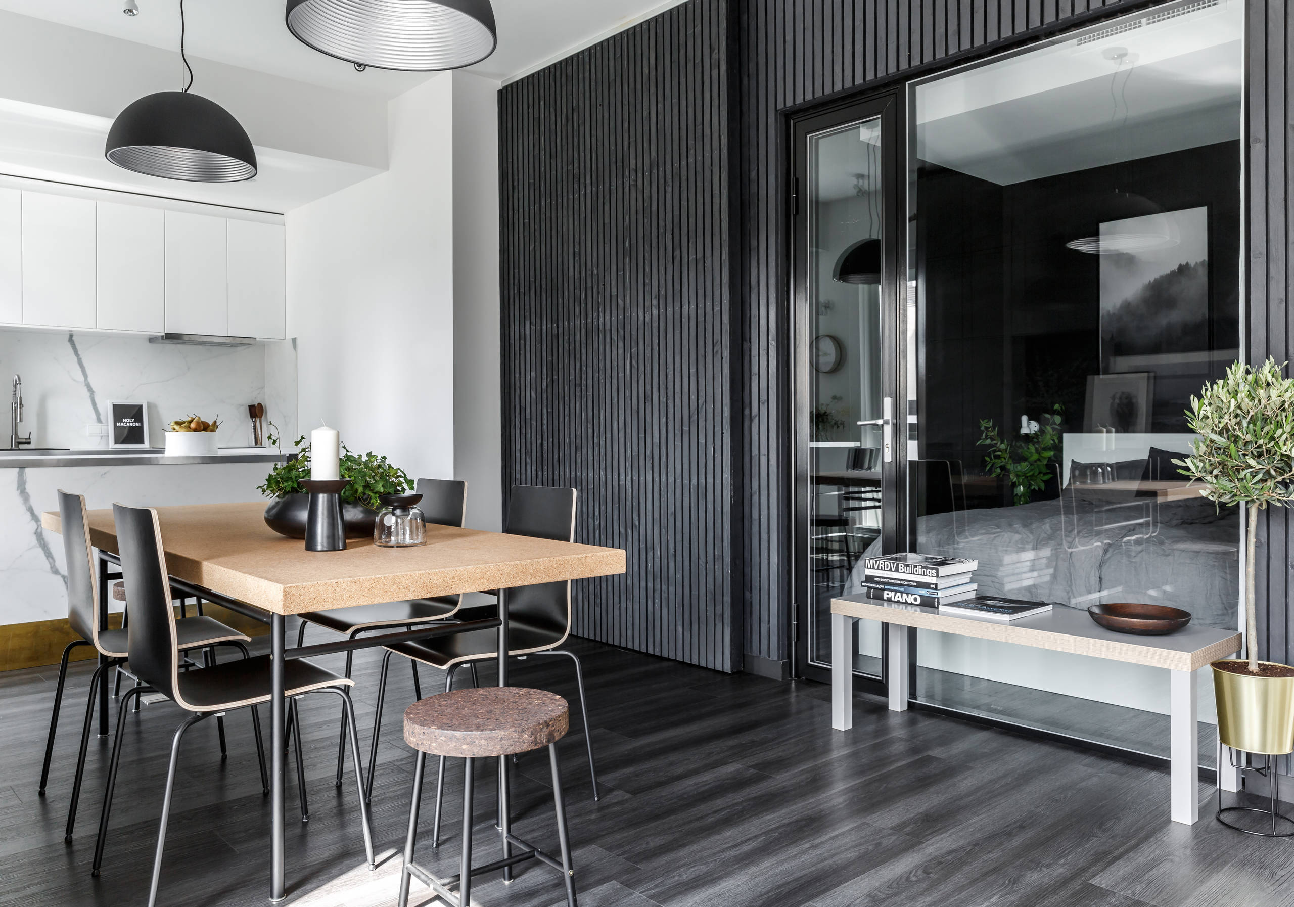 В гостях: Квартира в цвет (очень темной) гитары