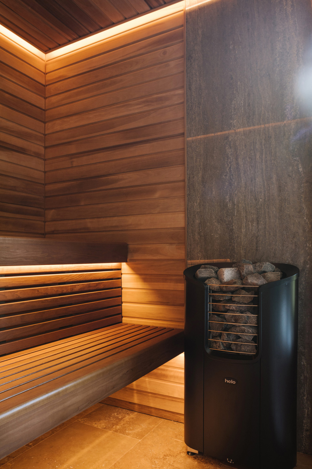 Печь Helo. За печью натуральный камень.