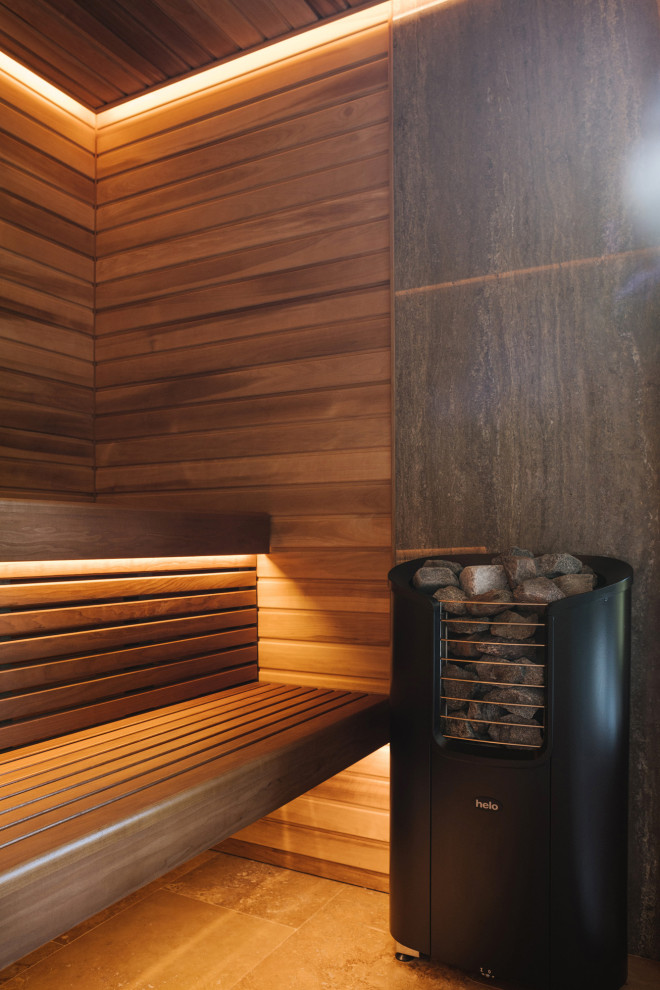 Печь Helo. За печью натуральный камень.