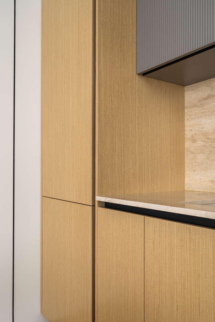 Современная кухня с фасадами из натурального шпона