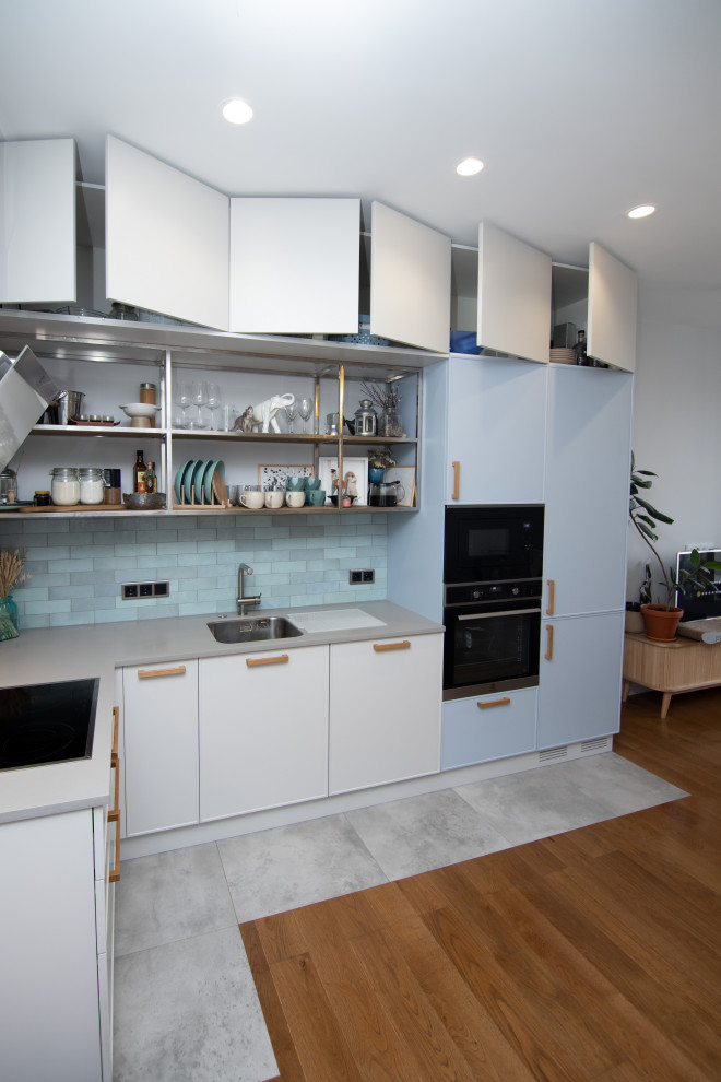 Светлая кухня в неоклассическом стиле