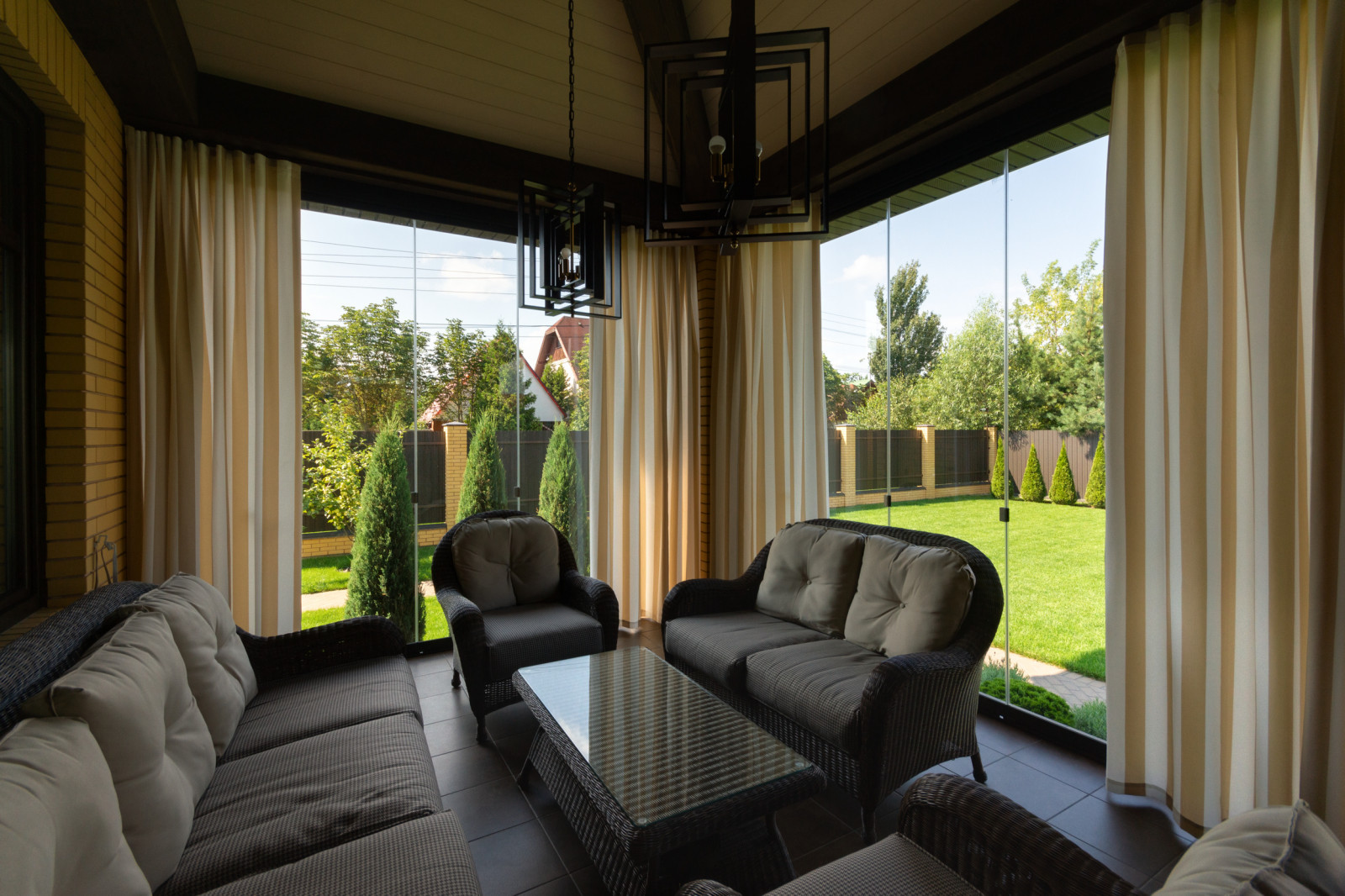 Классическая терраса с безрамным остеклением