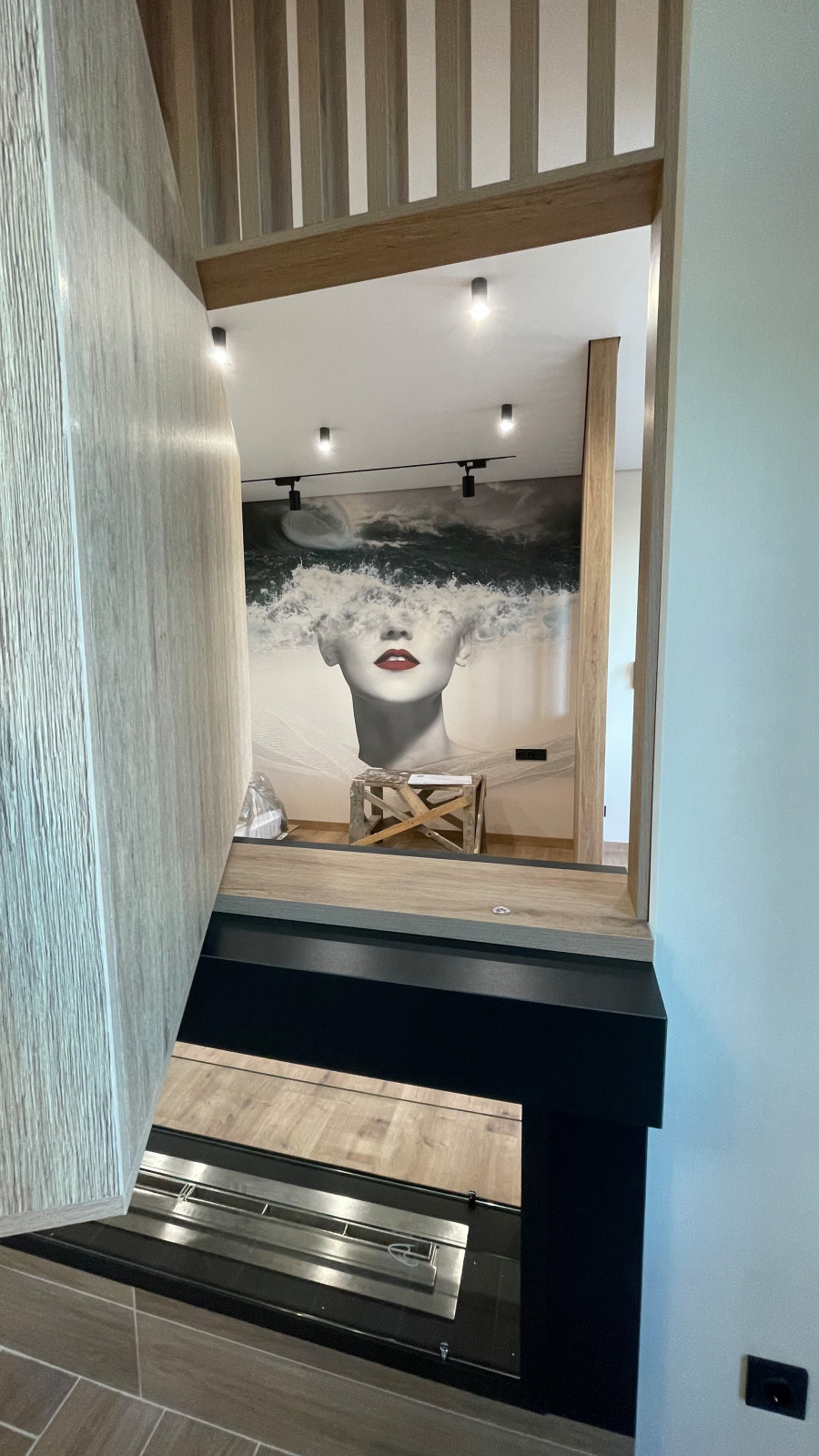 Брутальная квартира для холостяка с камином, вращающимся ТВ и девушкой