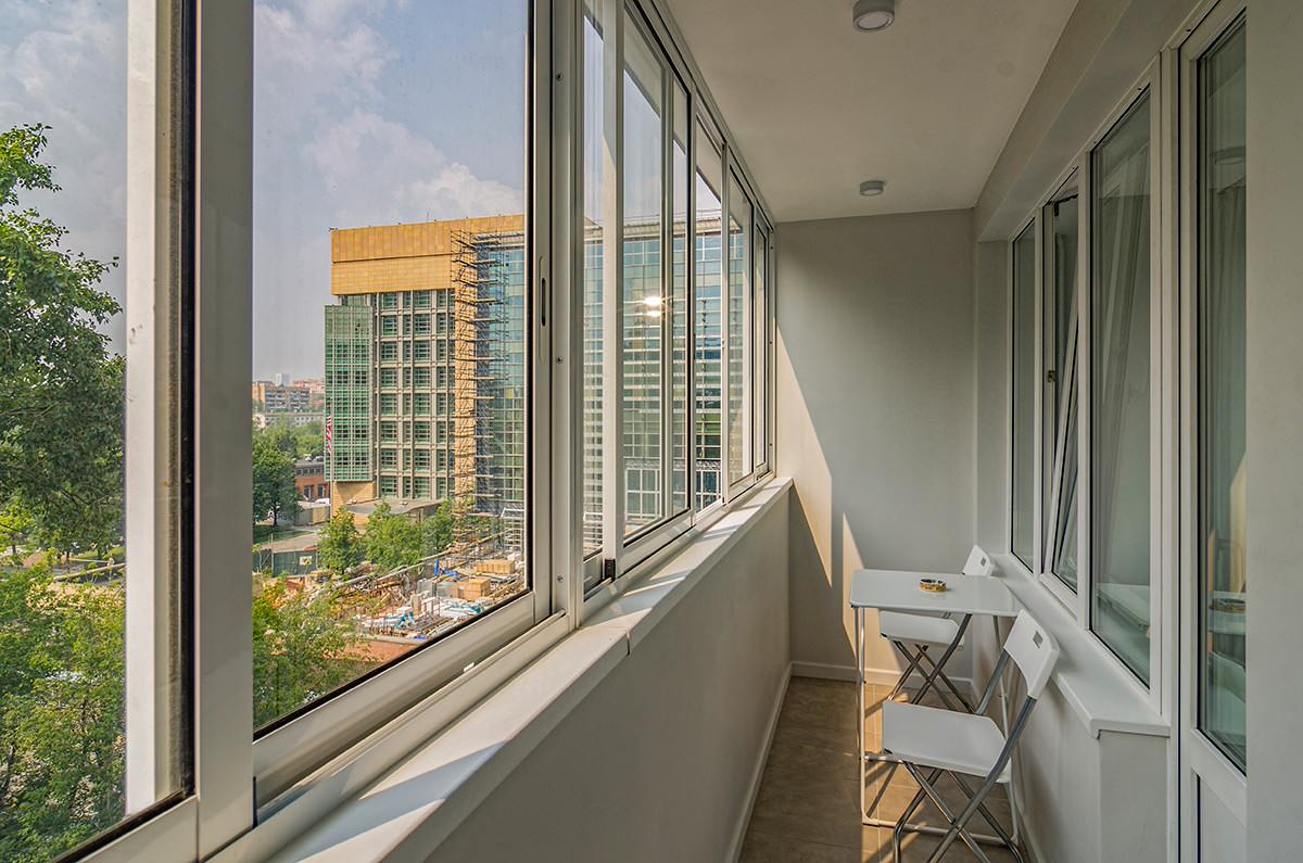 Обложка статьи: Вопрос: Зачем стеклить лоджию (и чем конкретно)?