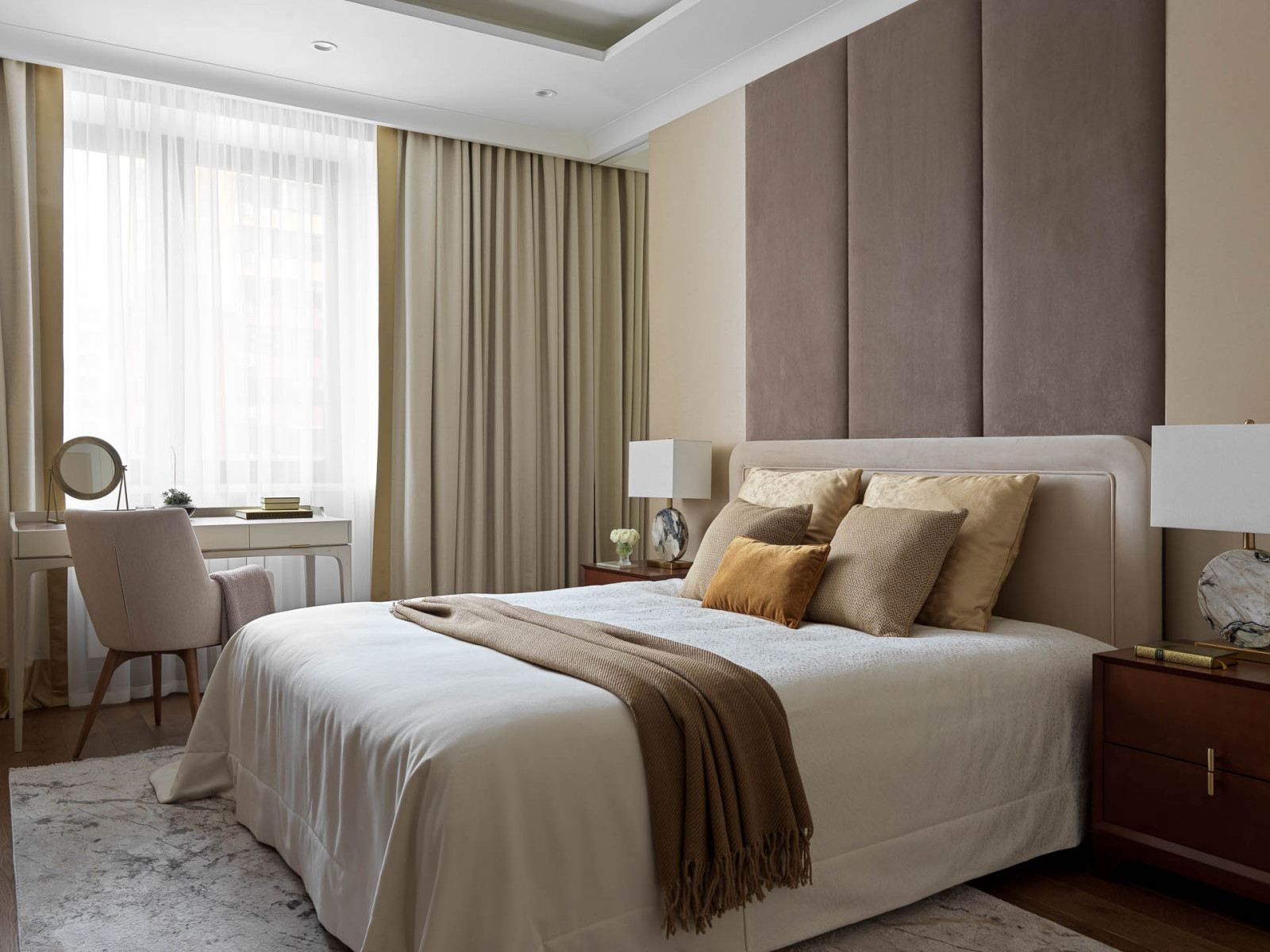 Houzz тур: Светлая квартира с эркером и бронзовой кухней