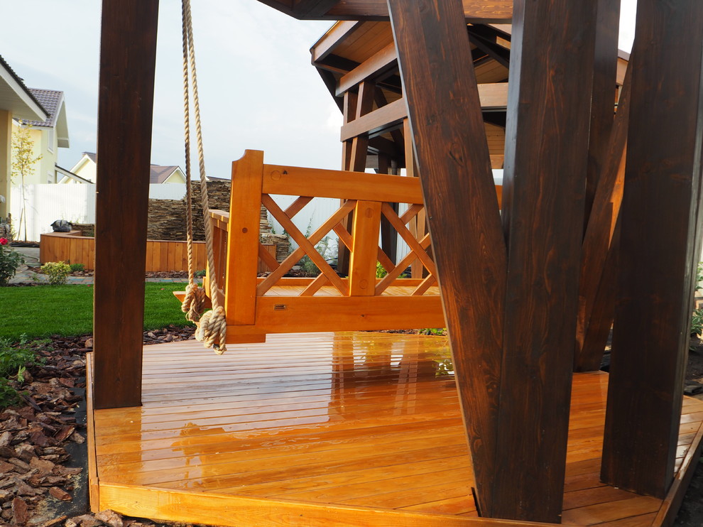 Натуральное дерево в саду