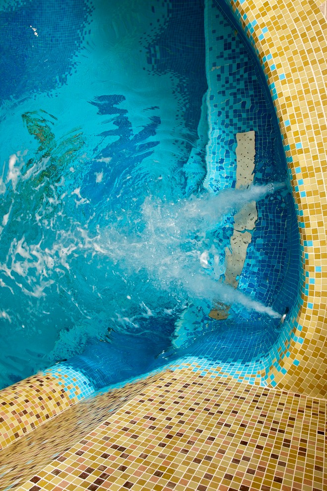 Бассейн в цокольном этаже жилого дома