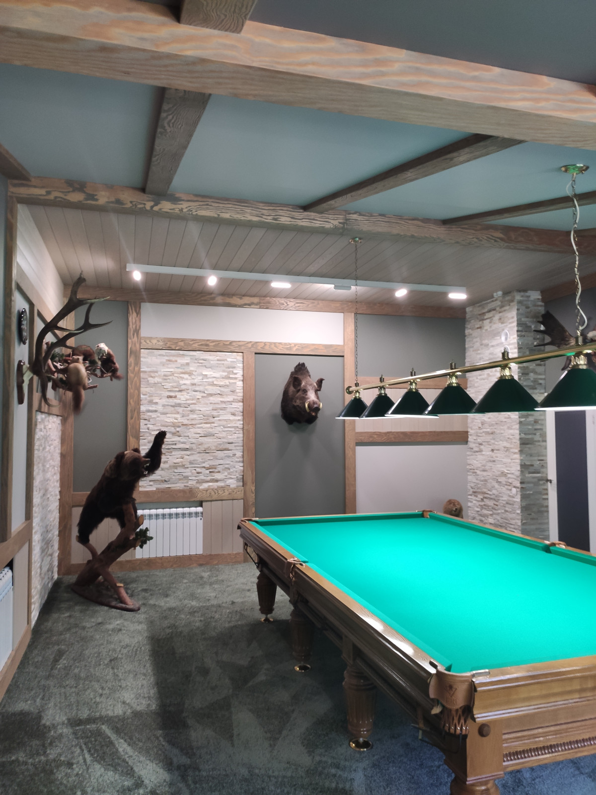 Бильярдная с трофеями