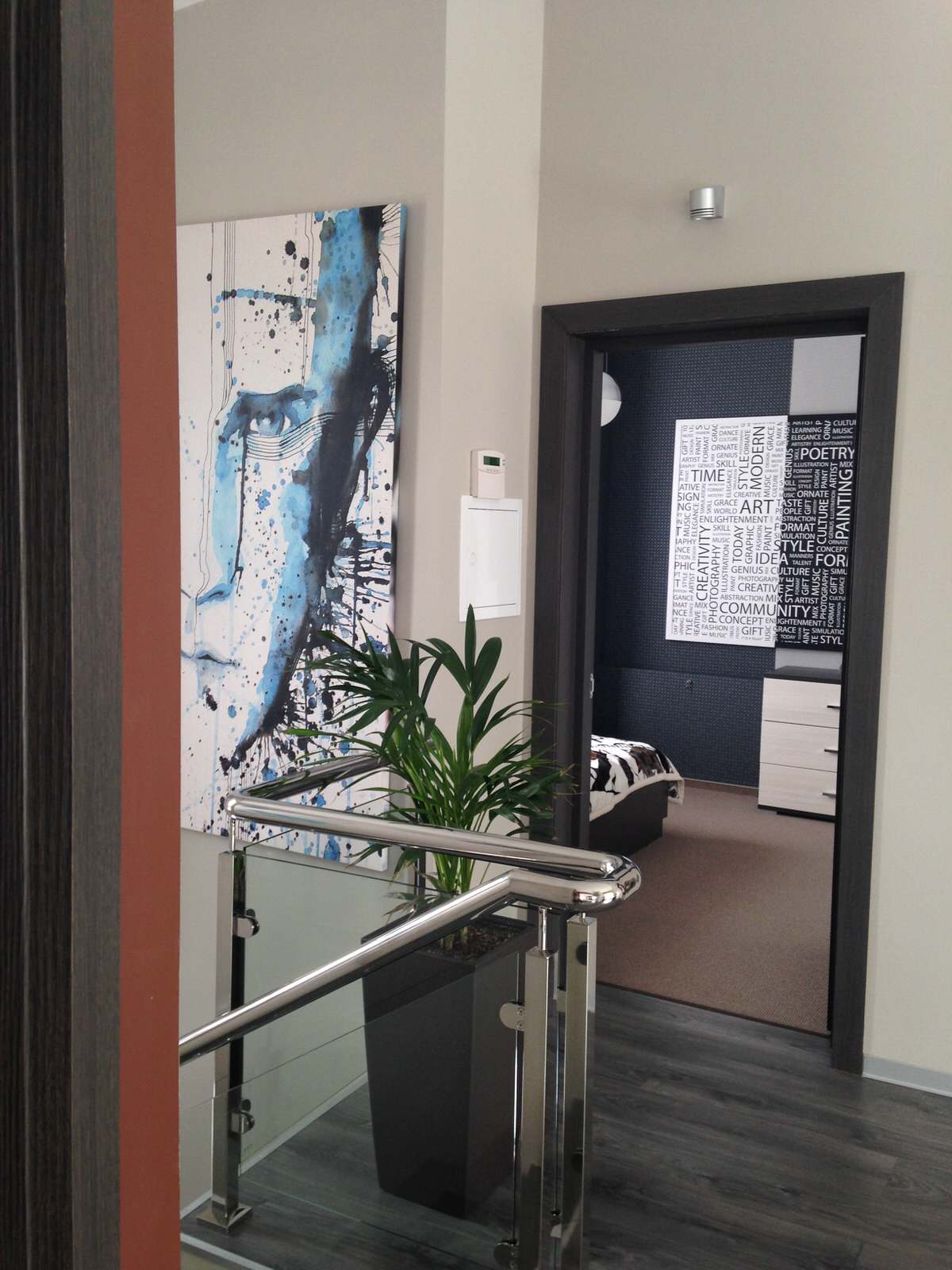 Картины на стене