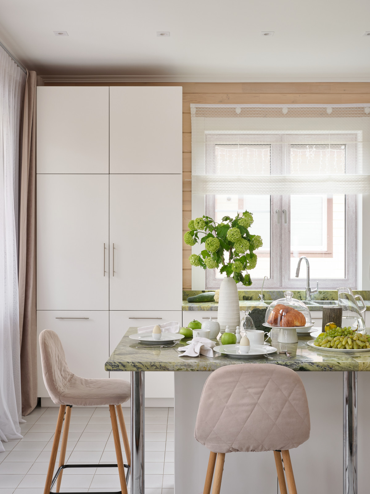 Интерьер двухэтажного дома из клееного бруса со вторым светом