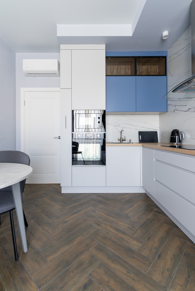 Кухня-гостиная, облегченная, светлая в основном объеме и с акцентным светом, в с