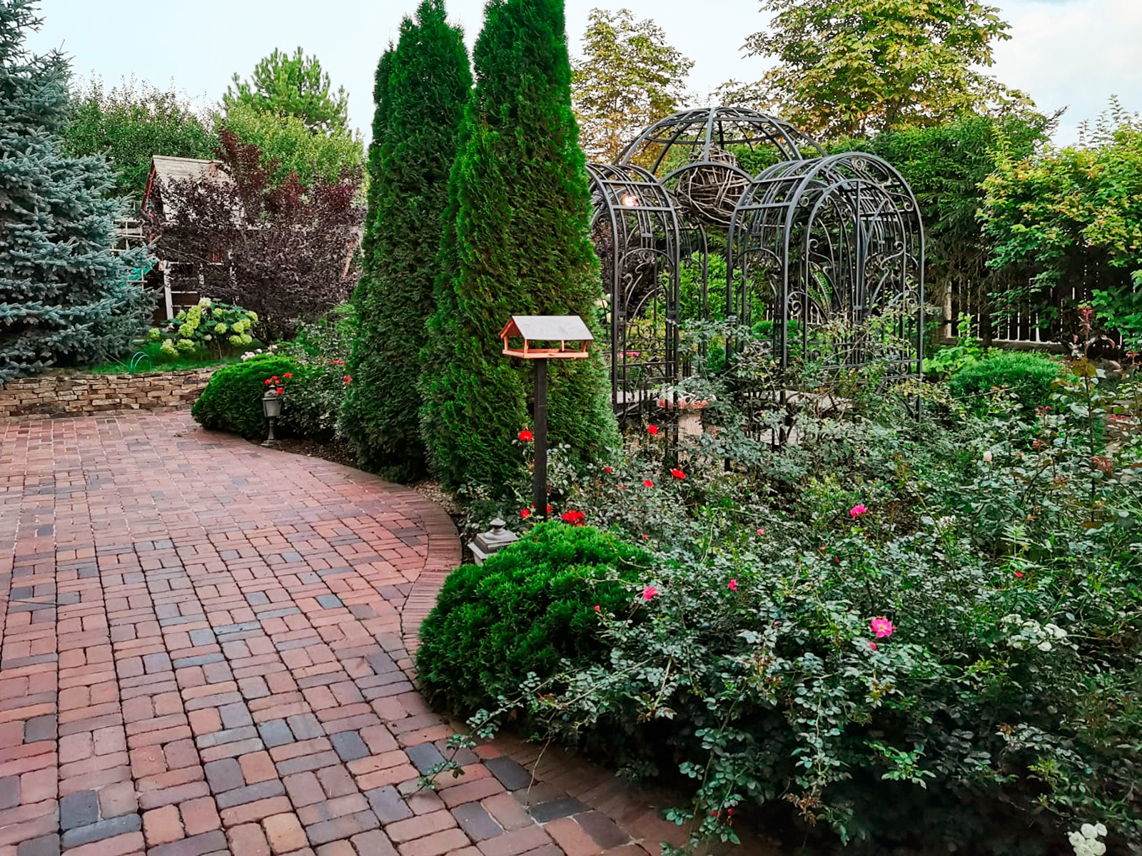 Розарий в дизайне сада на участке в Веледниково.