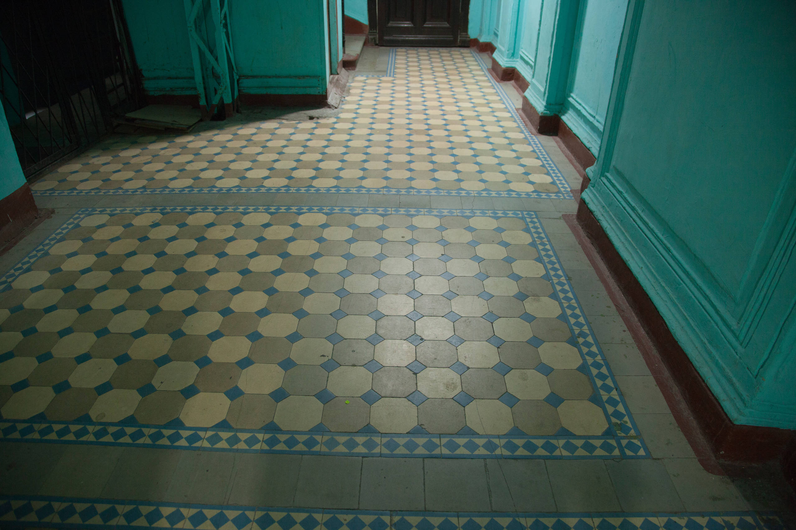 Фотоохота: 24 кадра из парадных доходного Петербурга