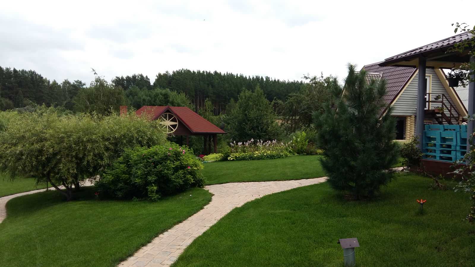 Уютный сад на берегу реки