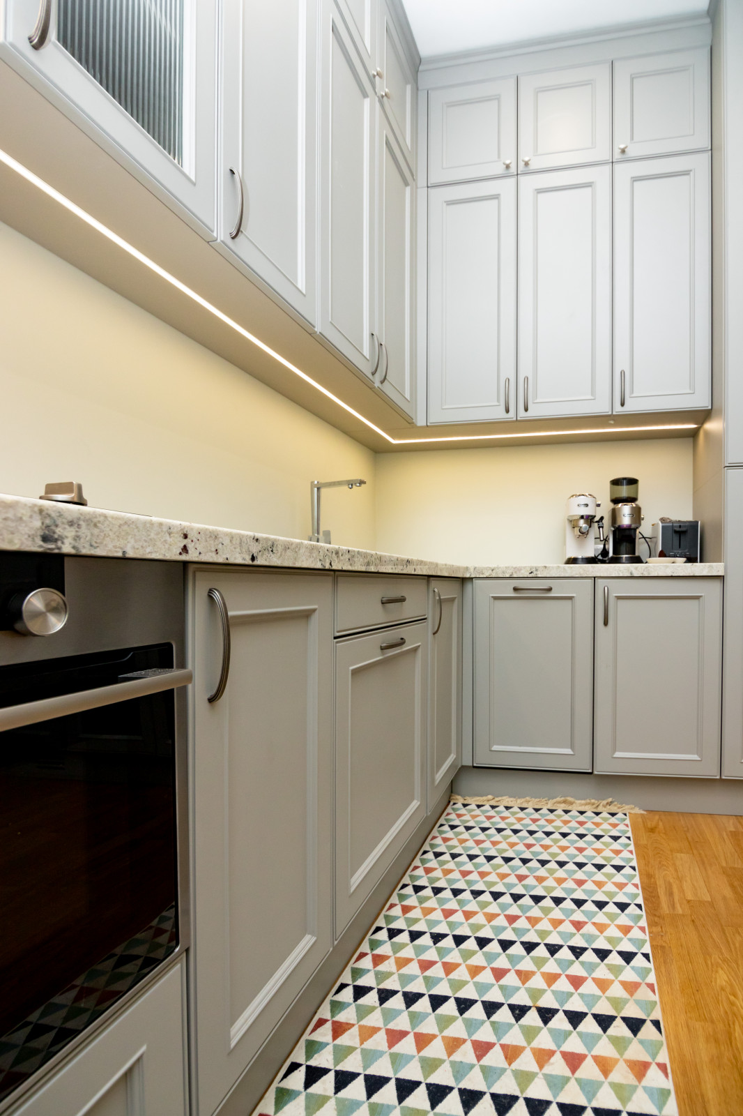 Светло-серая кухня в классическом стиле