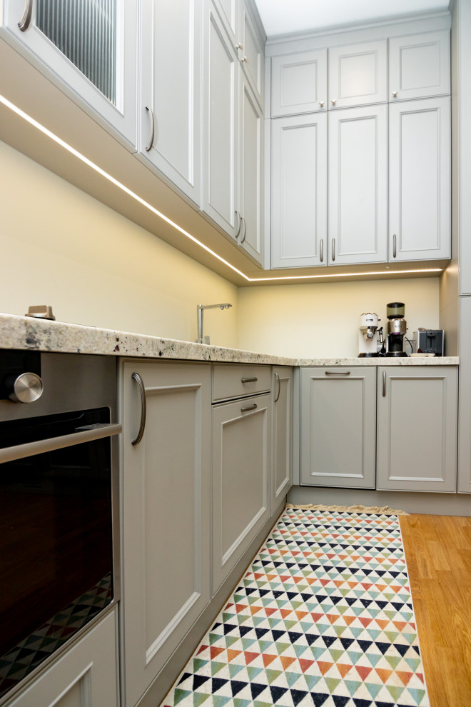 Светло-серая кухня в классическом стиле