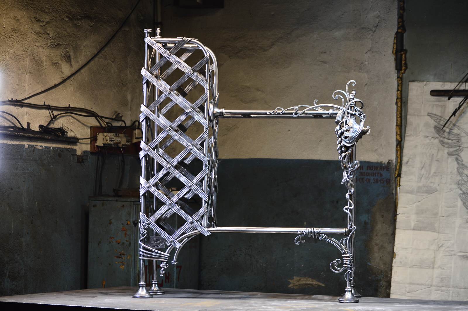 Ковка в интерьере. Винный стеллаж.