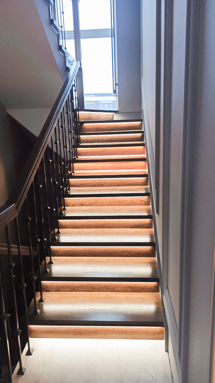 Современная лестница из дуба и металла с подсветкой