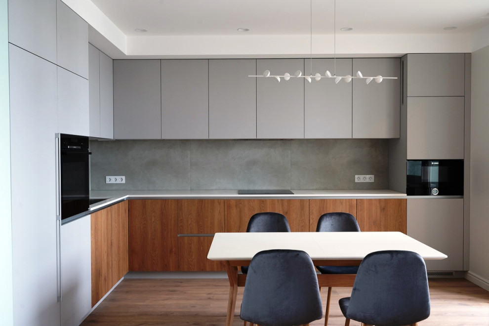 Еще одна серая кухня в большом проекте современной московской квартиры