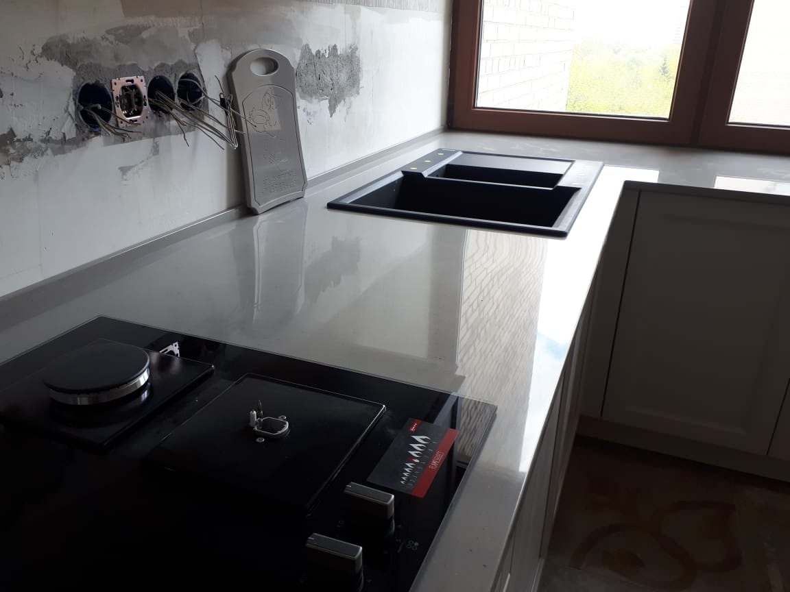 Серая столешница из акрилового камня LG Hi-Macs