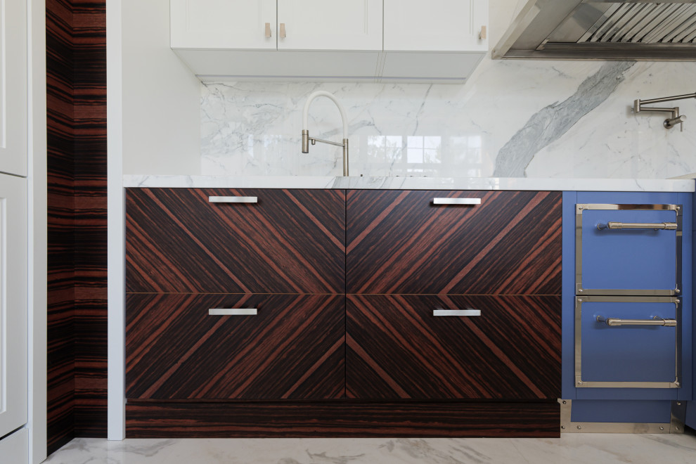 Кухня с фасадами из эмали и шпона