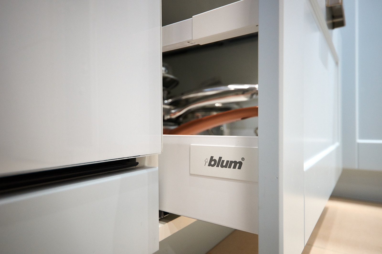 Кухня из эмали и шкаф для хранения